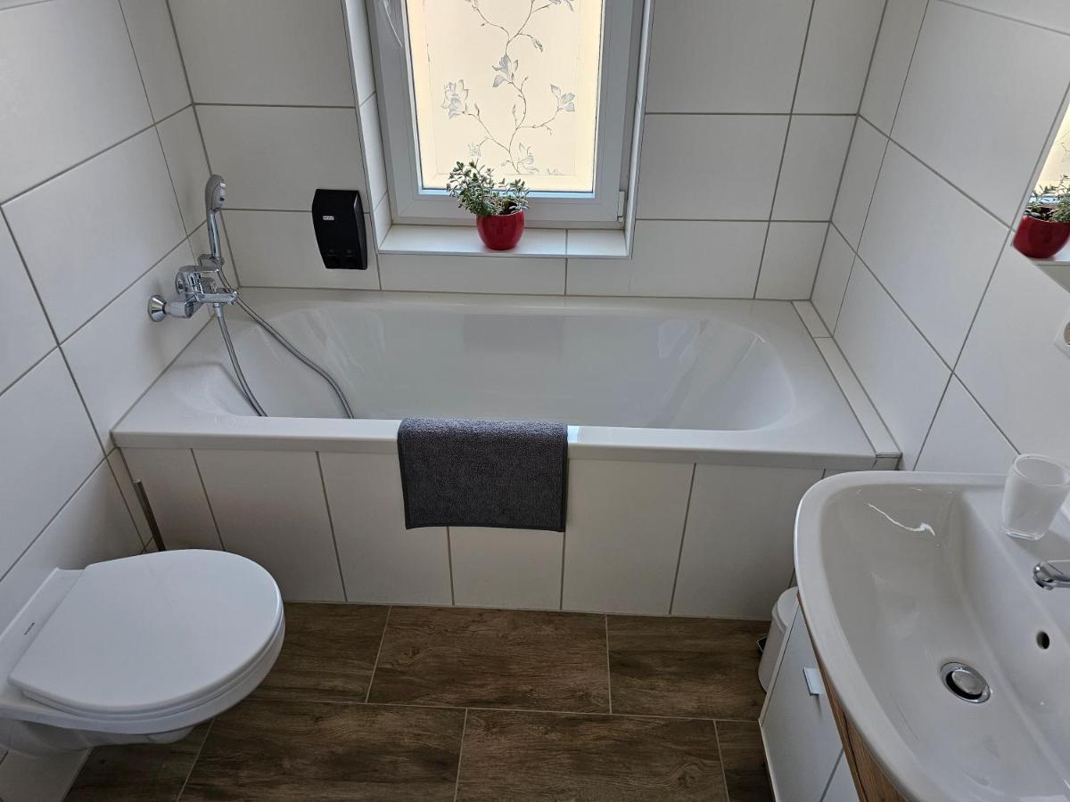 Schoene Grosse Ferienwohnung 79M2 Und 2 Baeder, Zentrumnah, 2Og Erfurt Exterior foto