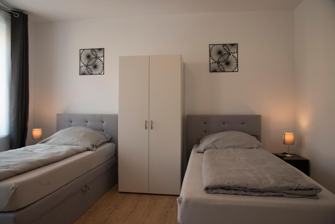 Schoene Grosse Ferienwohnung 79M2 Und 2 Baeder, Zentrumnah, 2Og Erfurt Exterior foto